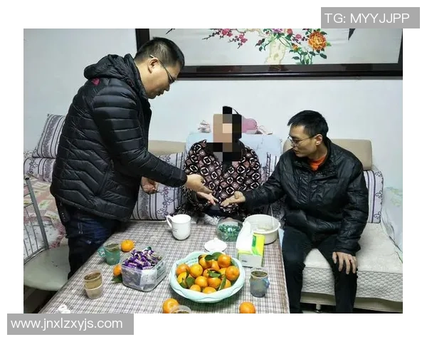 足球明星用手比爱心传递温暖与希望的感人瞬间 足球明星用手比爱心传递温暖与希望的感人瞬间