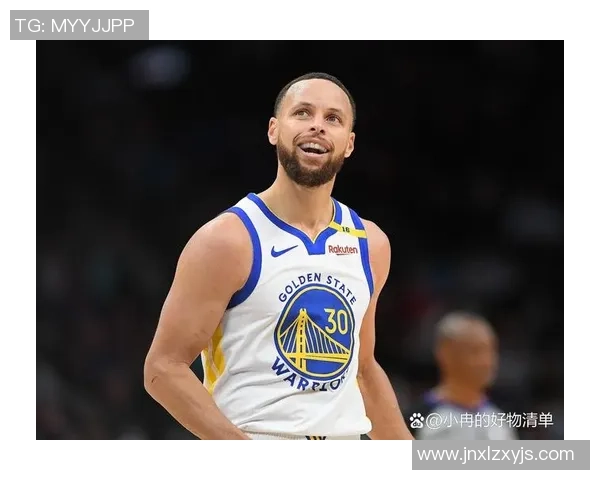 库里与足球明星进行精彩切磋展现运动员之间的默契与挑战