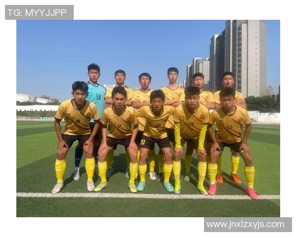 中锋位置上的足球明星们如何在比赛中展现个人魅力与团队合作精神 中锋位置上的足球明星们如何在比赛中展现个人魅力与团队合作精神